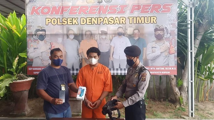 Pelaku pencurian HP di Toko Vimala, Jalan Gatot Subroto Timur, Kecamatan Denpasar Timur, Kota Denpasar.