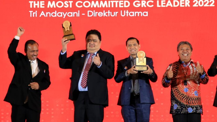 Pelni Raih Penghargaan Bergengsi PT Pelni (Persero) menerima penghargaan TOP GRC Awards 2022 #Star4 dan Direktur Utama PT Pelni Tri Andayani sebagai The Most Committed GRC Leader 2022 dalam ajang TOP Governance, Risk & Compliance (TOP GRC) 2022. Penghargaan diterima oleh Direktur Keuangan & Manajemen Risiko Andy S Bratamihardja dan Vice President Manajemen Risiko dan Kepatuhan Tatang R Dasuki di Jakarta, Selasa Malam (6/9).