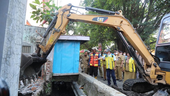 Pembongkaran bangunan liar penyebab banjir