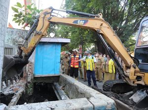 Pemkot Malang Bongkar Bangunan Liar yang Bikin Banjir Saat Hujan