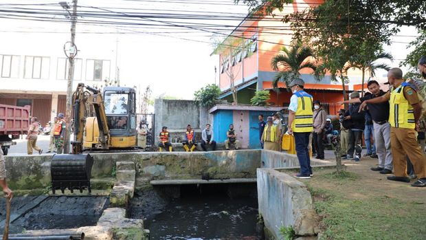 Pemkot Malang Bongkar Konstruksi Penghambat Saluran di Pisang Candi