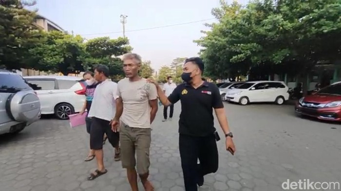 Pelaku pencurian besi rel kereta api digelandang polisi.