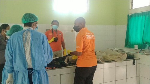 Petugas tim Inafis Polres Jembrana dan dokter RSU Negara melakukan identifikasi temuan mayat, Rabu (7/9/2022).