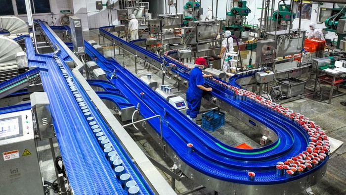 ZIGUI, CHINA - SEPTEMBER 06: Aerial view of staff members processing canned tomatoes for export at a workshop of Zigui County Qugu Food Co., Ltd. on September 6, 2022 in Zigui County, Yichang City, Hubei Province of China. (Photo by VCG/VCG via Getty Images)
