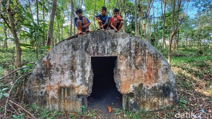 Peninggalan sejarah dari masa kolonial Belanda di Indonesia tidak pernah hilang. Salah satunya adalah Gua Peteng yang ada di Kampung Kebon Suuk, Desa Cicalengka Wetan, Kecamatan Cicalengka, Kabupaten Bandung.
