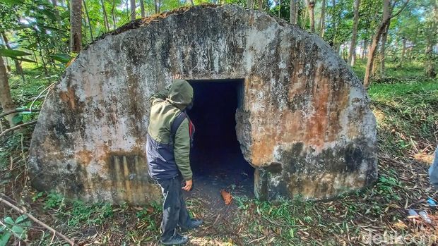 Peninggalan sejarah dari masa kolonial Belanda di Indonesia tidak pernah hilang. Salah satunya adalah Gua Peteng yang ada di Kampung Kebon Suuk, Desa Cicalengka Wetan, Kecamatan Cicalengka, Kabupaten Bandung.