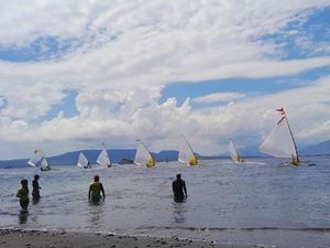 Puluhan Perahu Layar Adu Cepat di Selat Bali