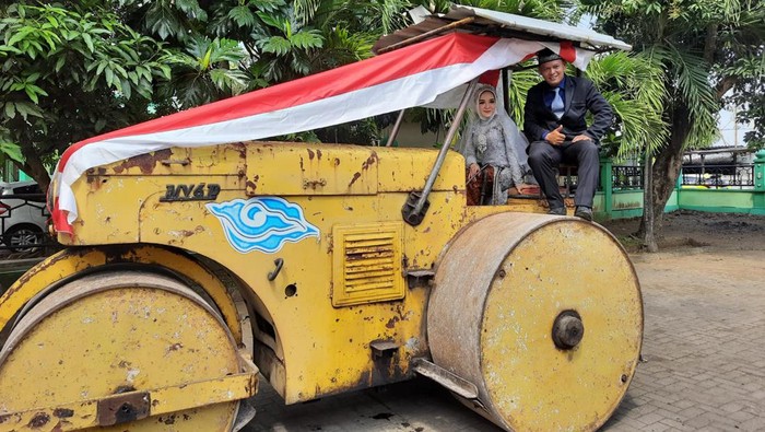 Pasangan Sudarto-Siska saat berfoto diatas Stoom di KAU Ngemplak, Kabupaten Boyolali, Rabu (7/9/2022).