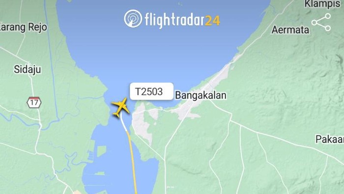Pesawat TNI AL jenis G-36 Bonanza T-2503 terjatuh di Selat Madura, Jawa Timur (Jatim). TNI AL saat ini sedang berupaya mencari awak dan pesawat itu. (Aplikasi Flightradar24)