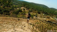 Di bagian lain, travelers bisa berfoto dengan spot bukit batu yang keren dan sekilas ada gundukan yang mirip Gunung Barujari di Taman Nasional Gunung Rinjani.   