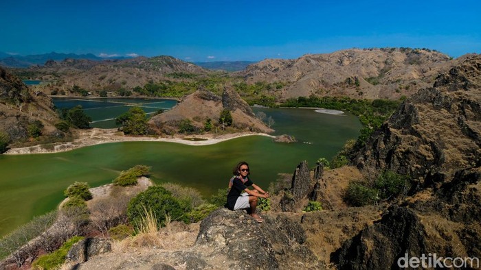 Pesona Bukit Tuamese, Raja Ampatnya NTT Kabupaten Timor Tengah Utara memiliki segudang destinasi wisata yang memiliki pemandangan indah. Jika ke sini, tidak salah mengunjungi Bukit Tuamese yang katanya mirip Raja Ampat.