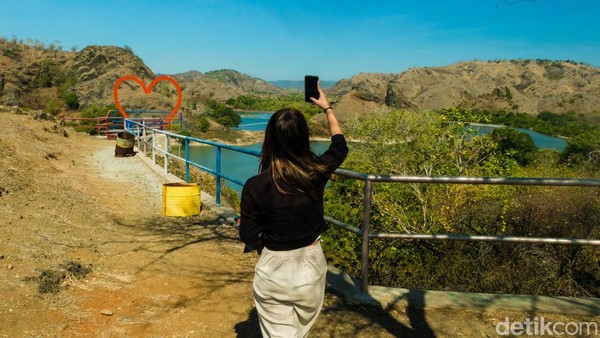 Seorang turis memotret keindahan ini dengan ponselnya. Bukit Tuamese belum begitu ramai wisatawan karena masih kurang publikasi.  