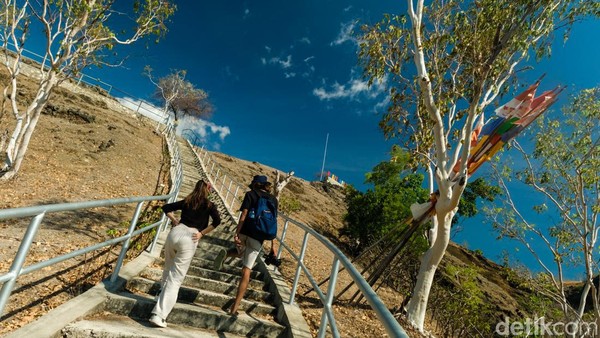 Setelah menaiki 100 anak tangga, travelers bisa trekking lewat medan tanah yang kering dan bebatuan.  