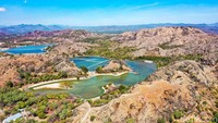 Seperti ini foto udara Bukit Tuamese di Kabupaten Timor Tengah Utara, Provinsi NTT saat dipotret pertengahan Agustus lalu . Bukit tersebut berada di Desa Tuamese, Kecamatan Biboki Anleu sekitar 2 jam dari pusat kota Kefamenanu dan 1 jam dari Atambua.  
