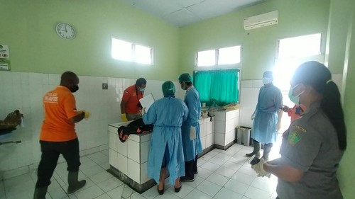 Petugas Inafis Polres Jembrana dan dokter RSU Negara melakukan identifikasi mayat tanpa identitas, Rabu (7/9/2022)