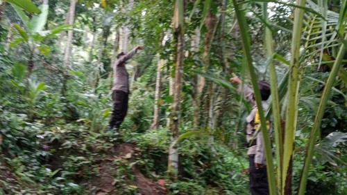 petugas kepolisian saat melakukan olah TKP di lokasi mendiang INS gantung diri