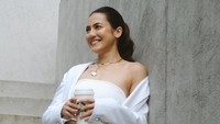 Pemilik bisnis kuliner Lidah Lokal ini lebih memilih minum teh dibanding kopi. Have a cup of positivi-tea, tulisnya di keterangan foto.