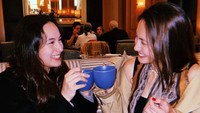Bareng Chelsea Islan, Pevita habiskan waktu bersama. Mereka tampak menikmati minuman hangat di sebuah restoran di luar negeri.