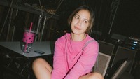 Wanita 30 tahun ini menjalani latihan fisik luar biasa demi perankan Sri Asih. Ia mengatakan 90% adegan aksi dilakukan sendiri, tanpa bantuan pemeran pengganti. 