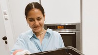 Wah! Pevita juga senang berkreasi di dapur nih! Ada banyak makanan utama hingga pastry enak yang pernah ia coba buat. 