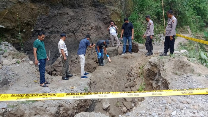 Polisi olah TKP di lokasi tambang manual di Desa Karanganyar, Kecamatan Tamansari, Boyolali, Rabu (7/9/2022).