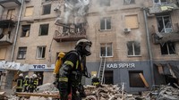 Petugas pemadam kebakaran bekerja di lokasi bangunan apartemen yang hancur dihantam roket Rusia di tengah kota Kharkiv, Ukraina, Selasa, (6/9/2022). (Viacheslav Ratynskyi/Reuters)