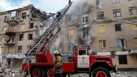 Petugas pemadam melakukan proses evakuasi di lokasi pemboman. Kharkiv, kota terbesar kedua di Ukraina, yang dekat dengan perbatasan Rusia, menjadi lokasi yang terus-menerus diserang selama konflik.