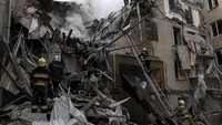 Apartemen tersebut hancur di bagian tengah. Gubernur Oleh Synehubov mengatakan layanan darurat Ukraina dikerahkan ke lokasi dan mengevakuasi korban.