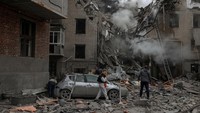 Serangan roket Rusia menghantam dan menghancurkan sebuah gedung apartemen di bagian tengah kota Kharkiv, Ukraina. Serangan tersebut menewaskan tiga orang warga sipil.