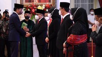 Presiden Jokowi memberikan selamat kepada Azwar Anas.