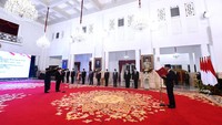 Presiden Jokowi melantik Azwar Anas menjadi MenPAN-RB di Istana Negara, Jakarta.