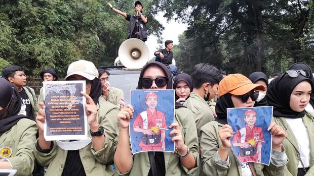 Protes BBM Naik, Mahasiswa Dorong Motor dari Tugu Kujang ke Istana Bogor, Rabu (7/9/2022).