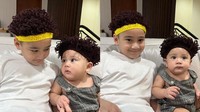 Bayi 9 bulan ini juga sering diberikan aksesoris seperti rambut palsu sehingga menambah kegemasan wajahnya. Ia juga melakukan hal lucu ini bersama sang kakak, Rafathar. (Foto: Instagram @raffinagita1717)