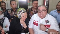 Menurut Razman Nasution ini kali pertama istrinya, Nur Elly, mau bicara soal isu tak sedap yang menimpa dirinya. Foto: Pingkan/detikHOT