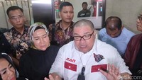 Razman Nasution mengatakan semua istrinya izin ke Elly sebelum dia nikahi. Foto: Pingkan/detikHOT