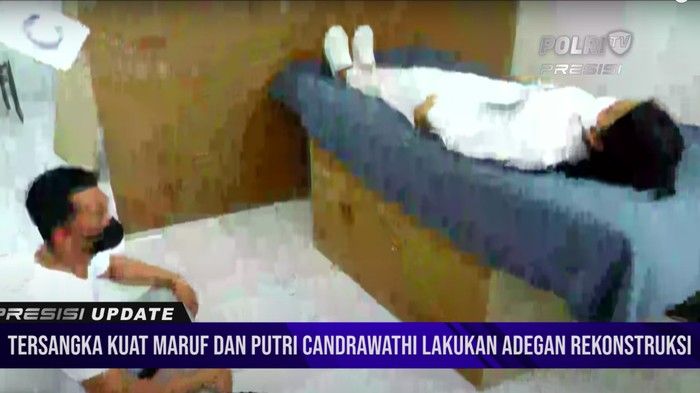 Rekonstruksi kasus pembunuhan Brigadir J pada Selasa (30/8) di Duren Tiga, Jaksel. Brigadir J sempat bertemu Putri sekitar 15 menit usai peristiwa yang diklaim terjadinya pelecehan terhadap Putri (YouTube Polri TV Radio)
