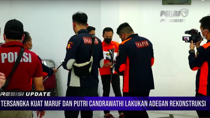 Rekonstruksi saat adegan Bripka RR mengamankan 2 senpi Brigadir J saat masih di rumah Irjen Ferdy Sambo di Magelang (YouTube Polri TV Radio)