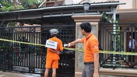 Ternyata Aipda Rudy tidak sampai masuk ke rumah Aipda Ahmad. Dia hanya bertamu sampai depan pagar rumah korban. Dari lokasi itu dia menembak Aipda Ahmad hingga tewas (Foto: Istimewa)
