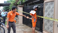 Aipda Rudy Suryanto saat memeragakan sejumlah adegan rekonstruksi pembunuhan Aipda Ahmad Karnain. Rudy menembak rekanya sesama polisi hingga tewas. (Foto: Istimewa)
