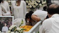 Kecupan terakhir Sharena Delon untuk Reza Gunawan. Foto: Ahsan/detikHOT