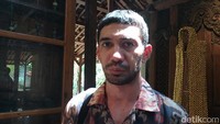Sama halnya dengan Maia, Reza Rahardian juga pernah mengajar di UI. Reza menjadi dosen selama satu semester penuh untuk kelas praktik dan laboratorium Prodi Vokasi Komunikasi semester gasal 2018-2019. Aktor kondang tersebut memberikan kuliah soal teori dan praktik di makul Olah Suara dan Penyajian. Foto: Eko Susanto/detikJateng