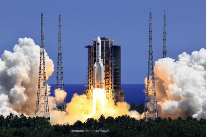 Roket pembawa Long March 5B Y3 meluncur dari Pusat Peluncuran Luar Angkasa Wenchang di Provinsi Hainan, China selatan.