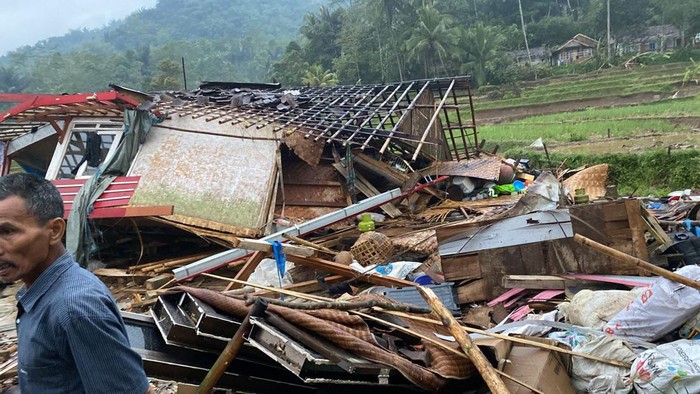 Rumah ambruk akibat angin puting beliung di Cianjur.