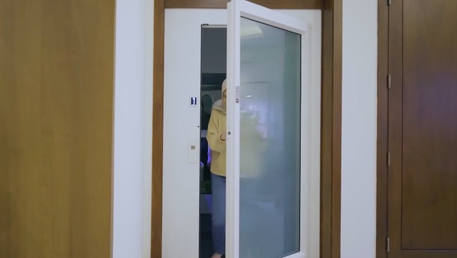 Bukan rumah mewah tentunya tanpa lift. Lift tersebut memudahkan penghuni mengakses dari satu lantai ke lantai. (Foto: YouTube/Rakta Studio)