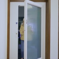 Bukan rumah mewah tentunya tanpa lift. Lift tersebut memudahkan penghuni mengakses dari satu lantai ke lantai. (Foto: YouTube/Rakta Studio)