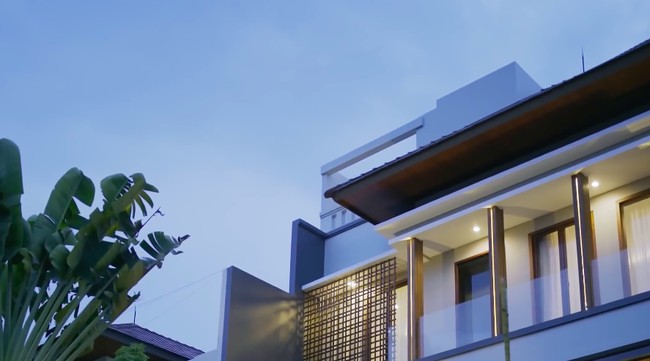 Setiap detail mendapat perhatian khusus, bahkan hingga penataan lampu. Pada malam hari, sistem pencahayaan diatur sedemikian rupa sehingga menciptakan ambience yang elok. (Foto: YouTube/Rakta Studio)