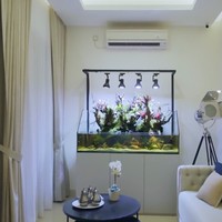 Hadir aquarium unik di salah satu sudut kamar mereka sehingga tak terasa monoton meski cat dinding berwarna putih polos. (Foto: YouTube/Rakta Studio)