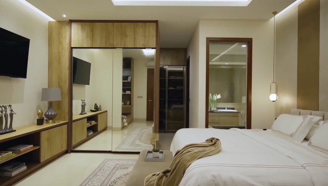 Inilah kamar Roger Danuarta dan Cut Meyriska. Penambahan cermin memberi kesan yang luas. (Foto: YouTube/Rakta Studio)