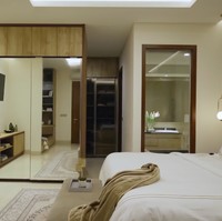 Inilah kamar Roger Danuarta dan Cut Meyriska. Penambahan cermin memberi kesan yang luas. (Foto: YouTube/Rakta Studio)