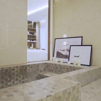 Kenapa harus beli, kalau bisa buat? Setidaknya itu yang Roger dan Cut pikirkan ketika ingin menghadirkan bathtub di kamar mandi utama. Alih-alih membeli, mereka membuat bathtub yang seperti kolam kecil dengan material batuan heksagonal yang modern. (Foto: YouTube/Rakta Studio)